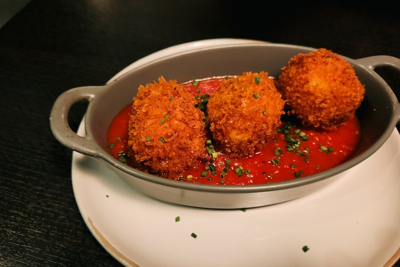 Arancini Siciliani al Ragù con Piselli e Mozzarella