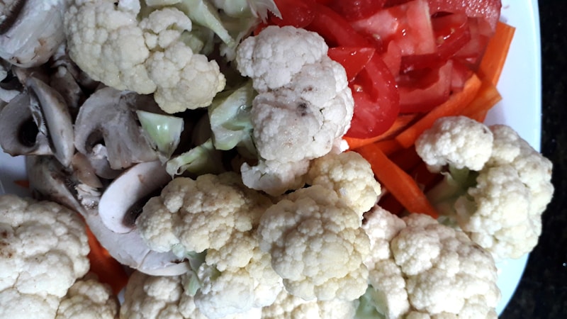 Bistecche di Cavolfiore alle Erbe con Fagioli e Pomodori