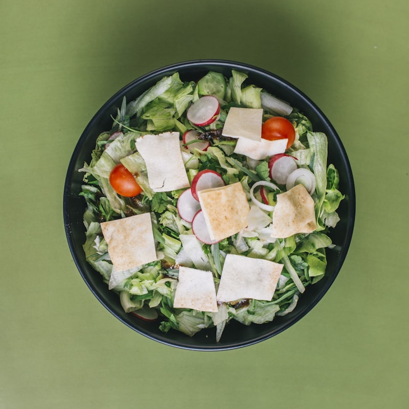 Fattoush Primaverile con Pita Croccante