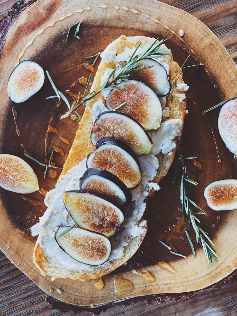 Fichi in Coperta con Formaggio di Capra