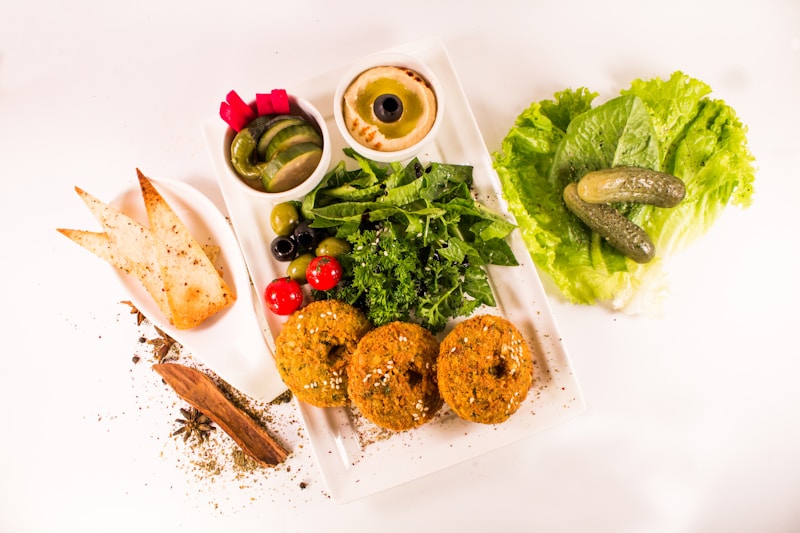 Hummus Fatto in Casa con Crudité Colorate