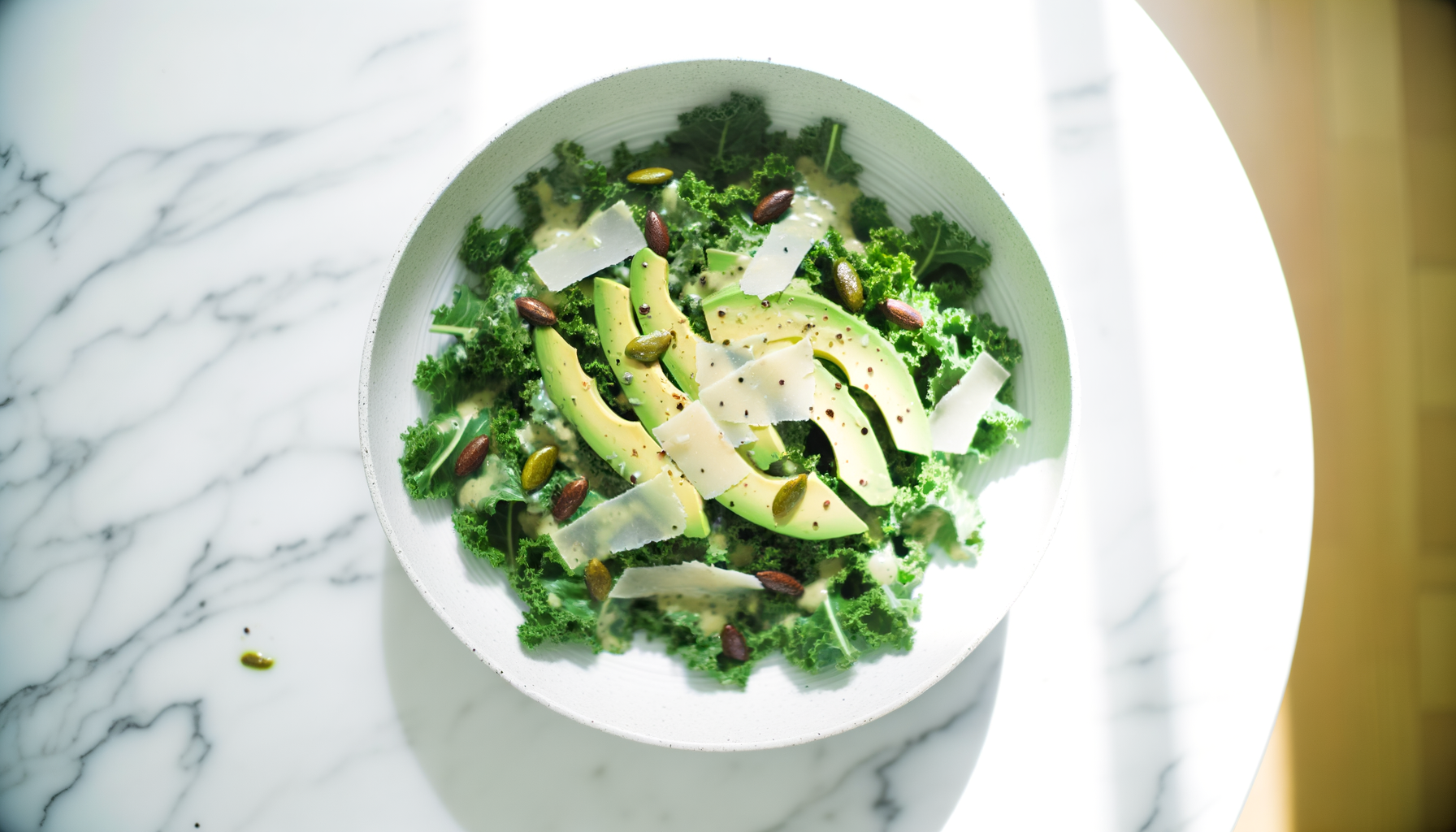 Insalata di Kale Massaggiata con Avocado