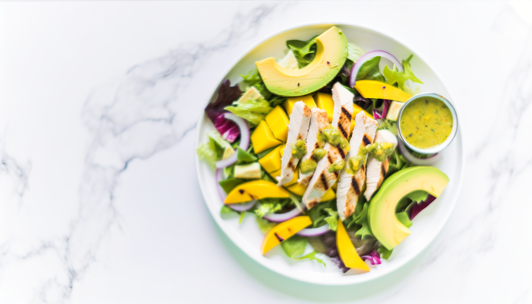 Insalata di Pollo con Mango e Avocado