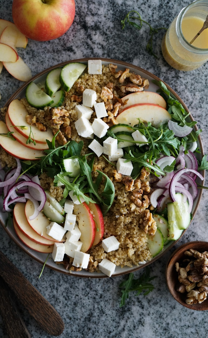 Insalata di Mele, Noci e Cheddar con Songino