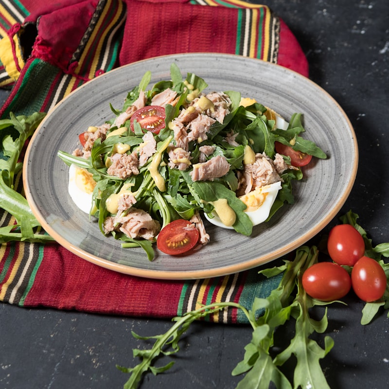 Insalata Nizzarda con Tonno Fresco Scottato e Uova