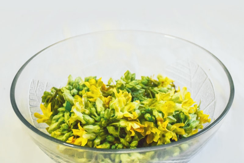 Insalata di Orzo con Verdure Grigliate e Vinaigrette Mediterranea