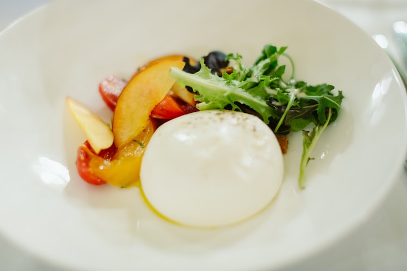 Insalata di Pesche e Rucola con Burrata