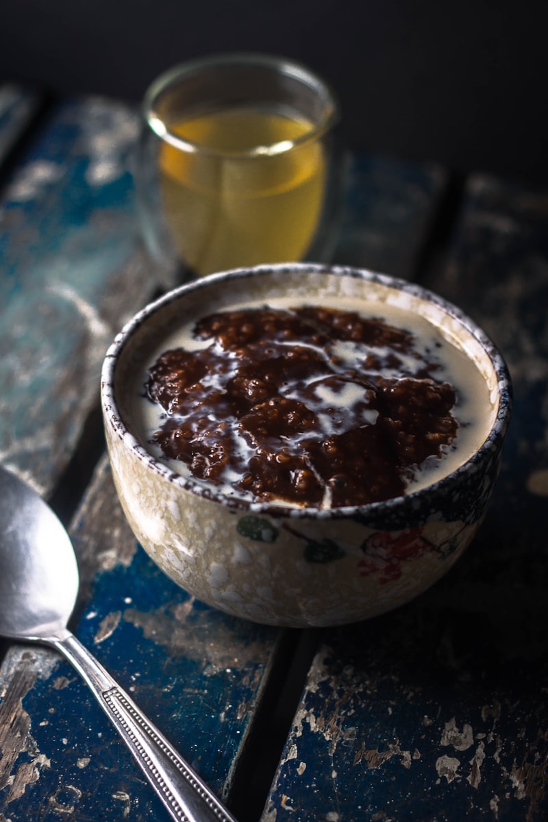 Porridge al Cacao con Banana, Burro di Arachidi e Cioccolato