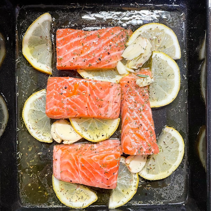 Salmone al Limone e Capperi su Letto di Lenticchie