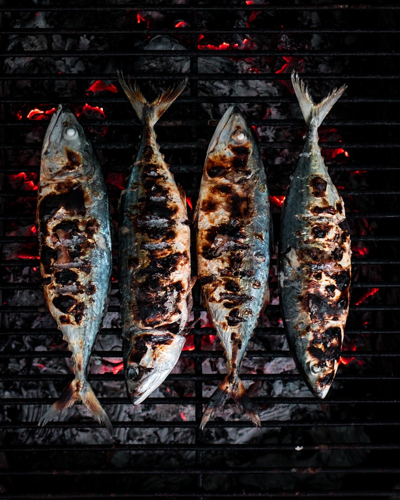 Sgombro Grigliato con Salsa Verde Mediterranea