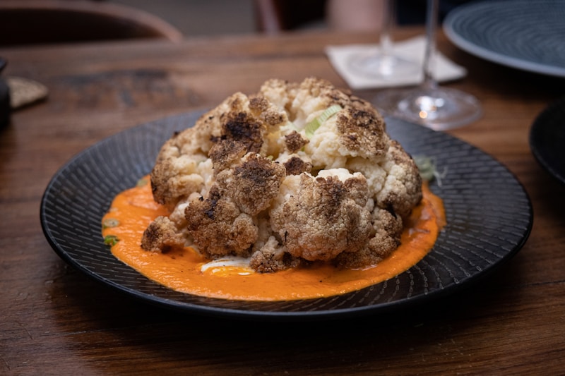 Spicchi di Cavolfiore alla Griglia con Tarator alle Erbe