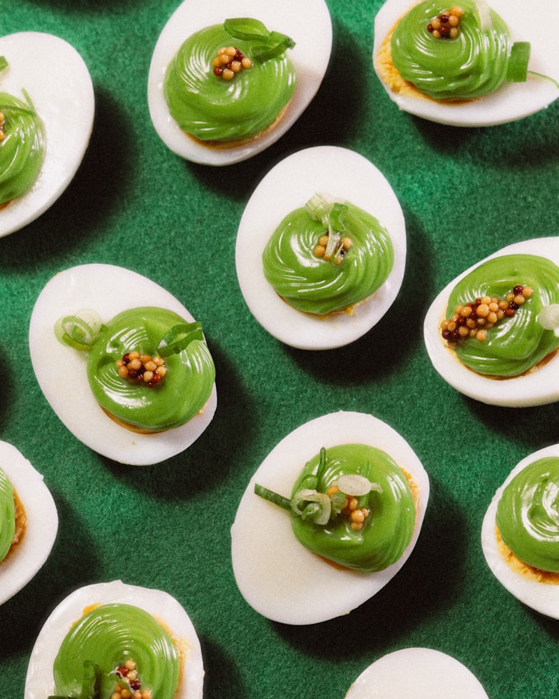 Uova Ripiene al Pesto Verde con Peperone Arrosto